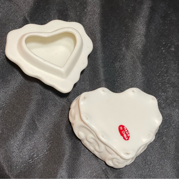 VINTAGE Porcelian Heart Shaped Trinket Box with pink roses on lid made in China - Picture 9 of 9
